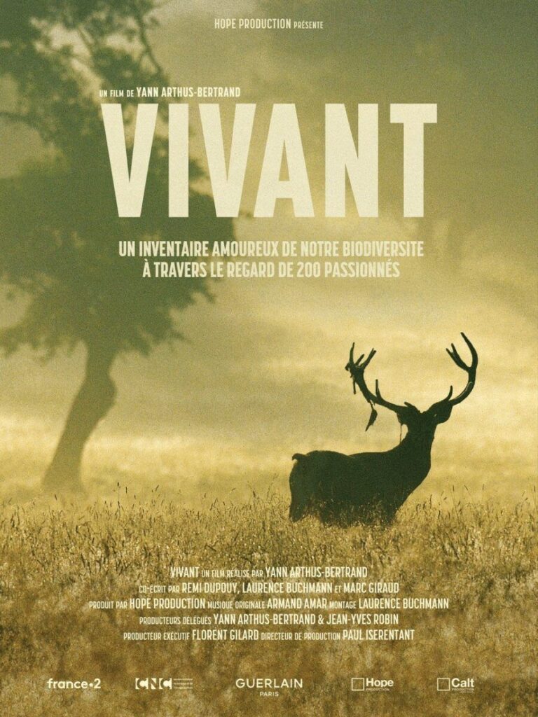 Affiche du film documentaire Vivant de Yann Arthus-Bertrand, représentant un cerf dans une prairie à contre-jour.