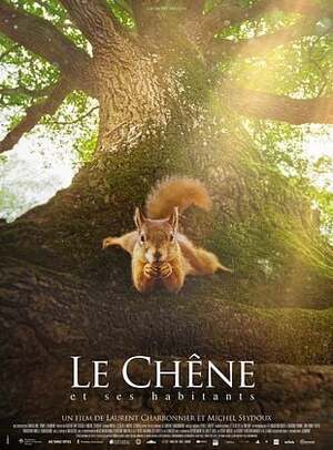 Affiche du film documentaire Le Chêne et ses habitants, montrant un écureuil au pied d’un chêne majestueux.