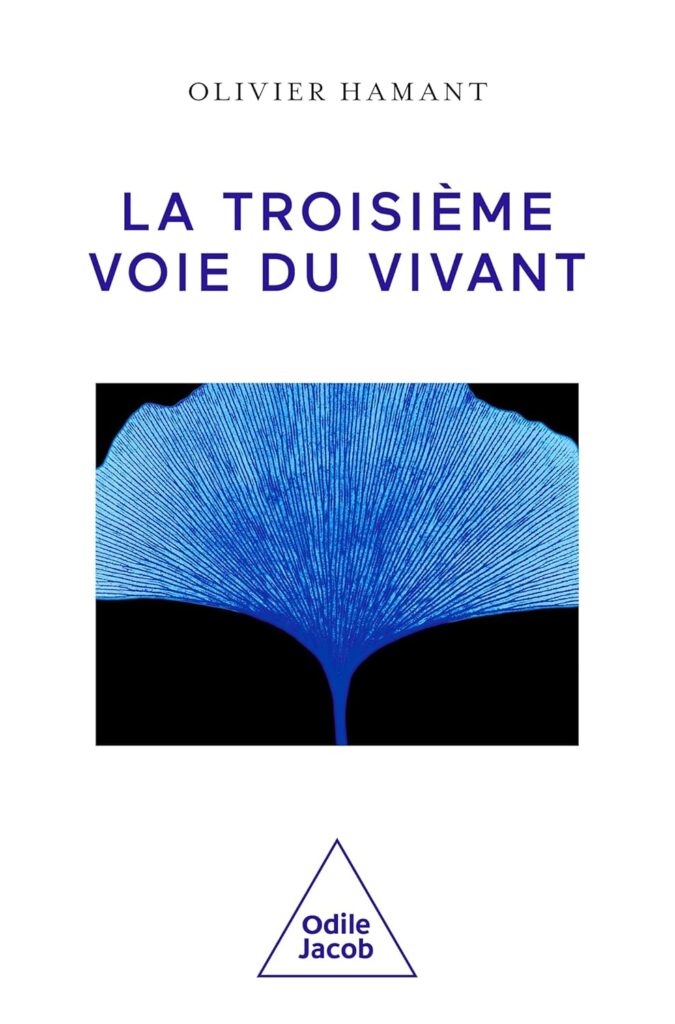 Couverture du livre "La troisième voie du vivant" d’Olivier Hamant, un essai scientifique et philosophique sur la résilience du vivant.