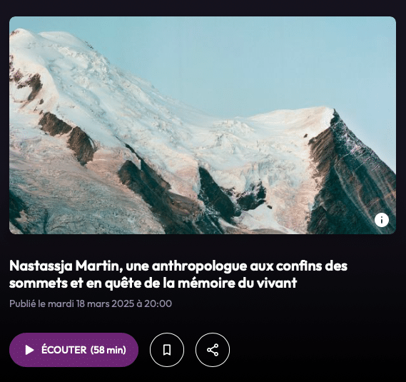 Sommet enneigé au ciel clair, illustrant l’itinéraire de Nastassja Martin aux confins des montagnes et sa quête de la mémoire du vivant.