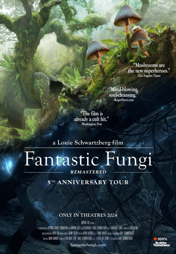 Affiche du film documentaire Fantastic Fungi de Louie Schwartzberg, montrant des champignons dans une forêt luxuriante avec des citations de critiques.